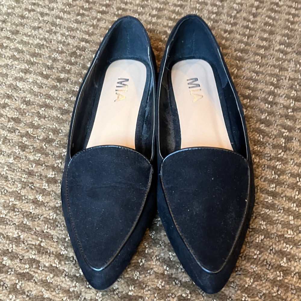 Mia Black Flats. Pointy. Women’s size 6.5. Dress up or casual. Comfortable. EUC!